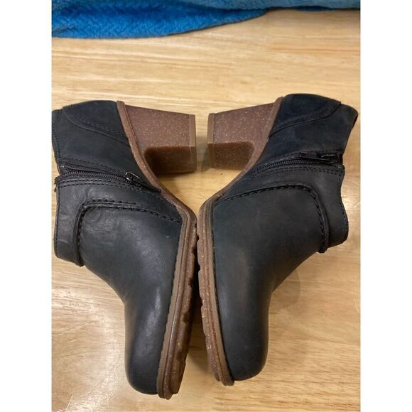 Women's Clarks Sashlin Aleta Bootie - Picture 7 of 9